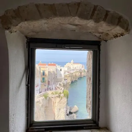Lussuoso 120 Mq. Panoramico, Fronte Mare Con Due Grandi Terrazze Panoramiche, E Due Bagni Nel Centro Storico Di Vieste, Sulla Scogliera. Lägenhet Vieste