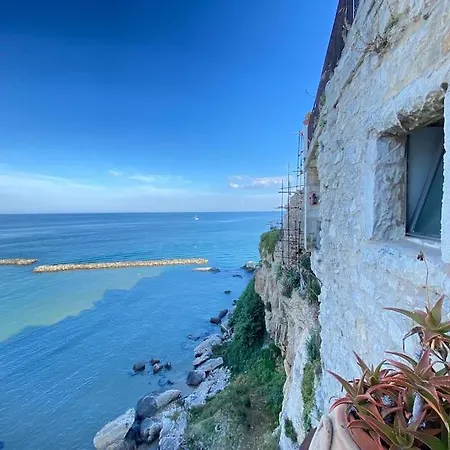 Lussuoso 120 Mq. Panoramico, Fronte Mare Con Due Grandi Terrazze Panoramiche, E Due Bagni Nel Centro Storico Di Vieste, Sulla Scogliera. Lägenhet *