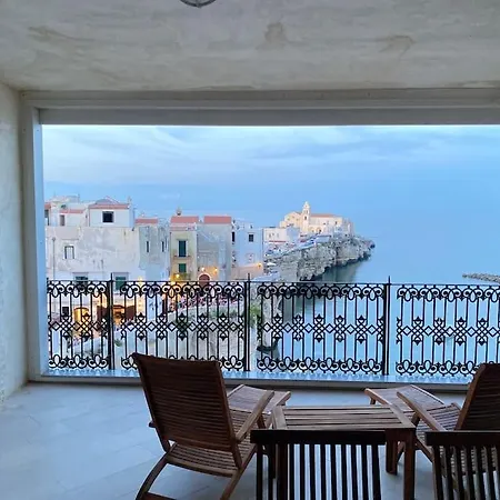 Lussuoso 120 Mq. Panoramico, Fronte Mare Con Due Grandi Terrazze Panoramiche, E Due Bagni Nel Centro Storico Di Vieste, Sulla Scogliera. Lägenhet Vieste