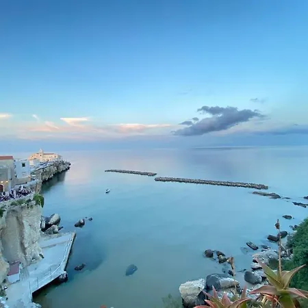 Lussuoso 120 Mq. Panoramico, Fronte Mare Con Due Grandi Terrazze Panoramiche, E Due Bagni Nel Centro Storico Di Vieste, Sulla Scogliera. Lägenhet